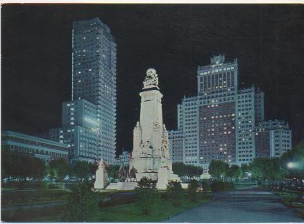 Postal E01935: Imagen nocturna, de la Plaza España, Madrid