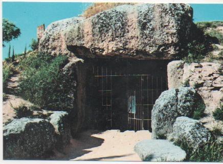 Postal E01758: Puerta de entrada, Cueva de Menga,Antequera, Málaga