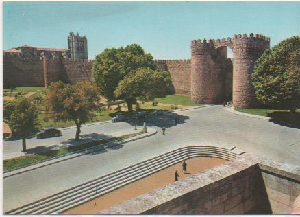 Postal E01860: Puerta de San Vicente y Catedral, Avila