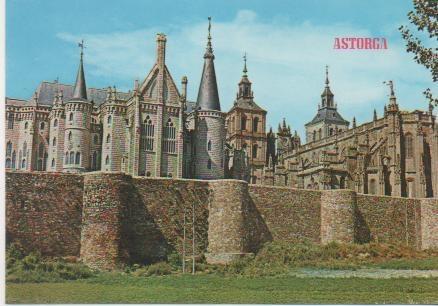 Postal E01842: Palacio de Gaudí, Catedral y Murallas, Astorga
