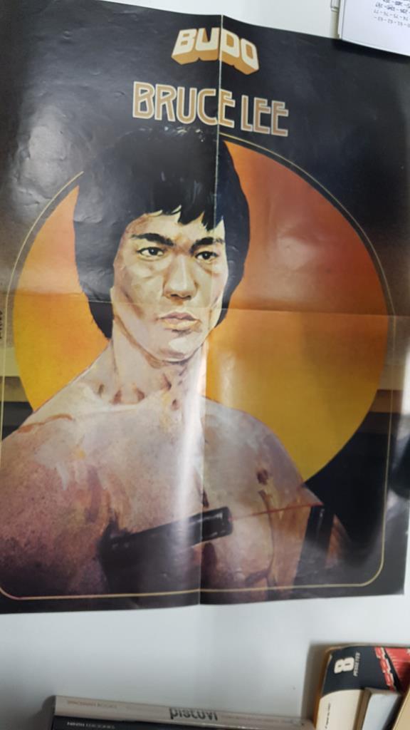 Poster: dibujo de Bruce Lee usando un nunchaku, proviene de revista Budo (desconocemos el numero), por V. Arnas