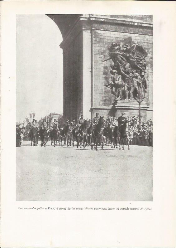 LAMINA 26195: Los mariscales Joffre y Foch entrando en Paris