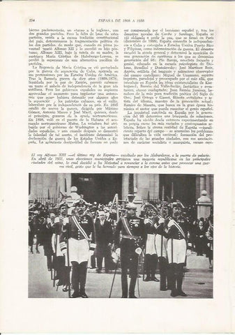 LAMINA 26176: Alfonso XIII escoltado por los Alabarderos en 1931
