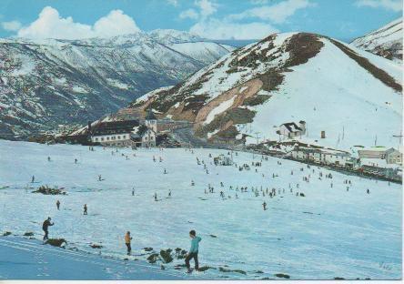 Postal E04197: Pista la Cerra y Parador Nacional. Puerto Pajares