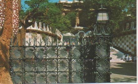 Postal E03850:  Puerta forajda de la entrada al Parque Güell, Barcelona