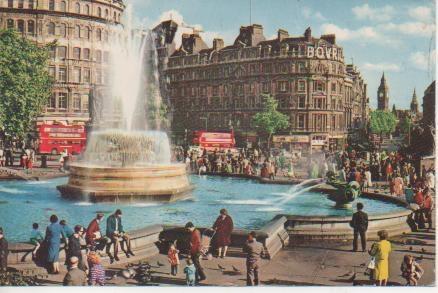 Postal E04595: Fountain in Trafalgar Square, London