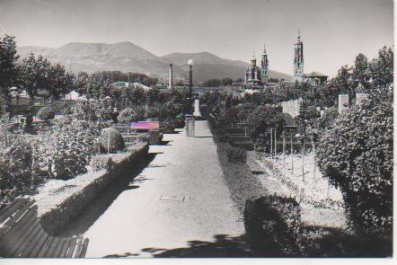 Postal E04639: Postal B/N Jardines de la Estación. Al fondo Moncavo, Tarazona