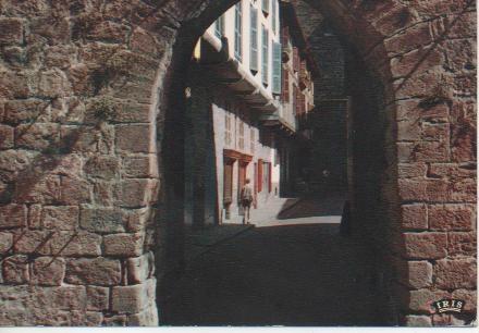Postal E04627: La Porte des Vieux Remparts,Saint-Jean-De-Port