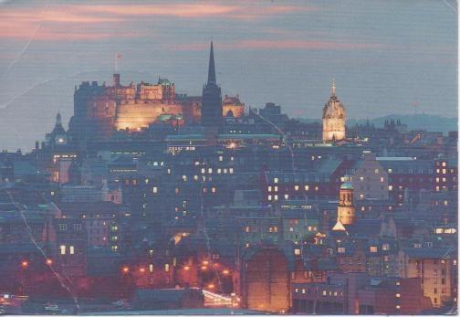Postal E04573: Edinburgh Castle & Old Town at dusk