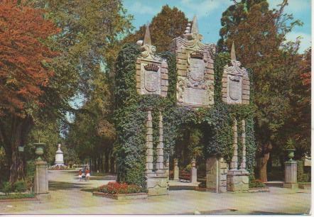 Postal E04461: Jardines de la Taconera. Antiguo Portal de San Nicolás, Pamplona