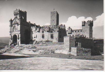 Postal E04444: Postal B/N Vista del Castillo y Basílica, Castillo de Javier
