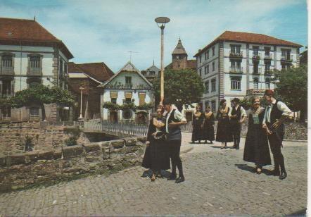 Postal E04475: Vista parcial y Grupo Tipico de Ochogavia, Navarra