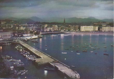 Postal E04387: Vista general nocturna de San Sebastián