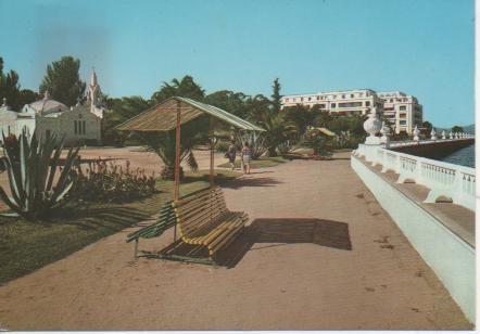 Postal E04404: Parque y Gran Hotel al fondo.La Toja, Pontevedra