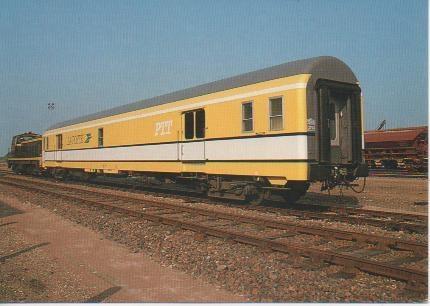 Postal E02902: En gare une BB 63000manouver une vouture postale