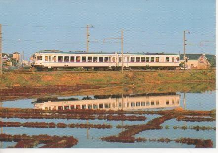 Postal E02901: Un Ter Nantes- Les Croisic se refléte dans les marais salants du Croisic. Il est assuré par un autorail EAD X 4500