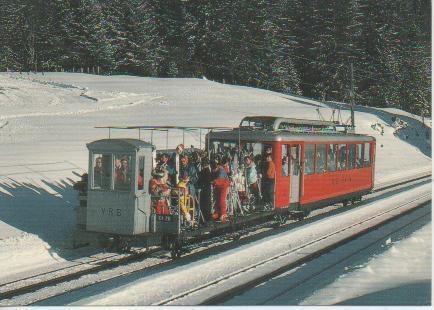 Postal E02895: Ski-und Schlittelzug mit Bhe 2/4 Nr 4+ Vortellwagen