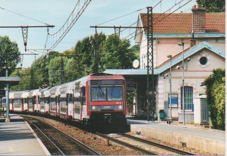 Postal E02880: Bievres (Essonne) Rame Z2N 20587 en Gare de Bievres.Massy- Palaiseau, Juvisy à Paris- Austerlitz