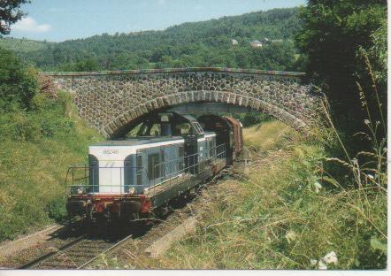 Postal E02925: Un train de marchandises Clermont-Ferrand Neussargues, tracté par les BB66246 et 66245 en U.M, approche de son terminus