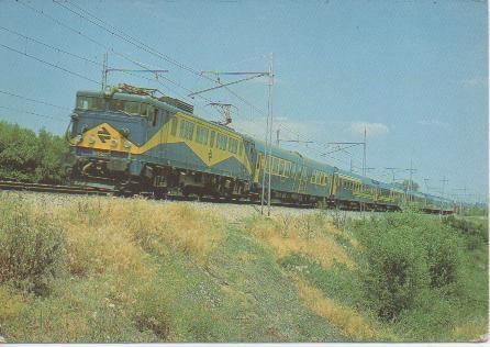 Postal E02916: Tren rápido de coches de la serie 9.000 remolcado por una locomotora 269 circulando entre Avil Y Madrid