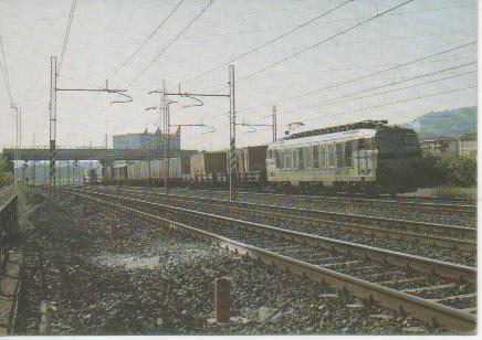 Postal E02832: Un pesante merci di continer entra in stazione a Trofarllotrainato da un E.633