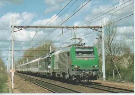Postal E02830: En tête d'un train d'essais, avec la BB 67553 en v´hicule, la BB27004 passe prés de Salbris
