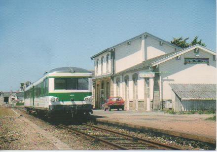Postal E02827: L'autorail X 4595, Roscoff-Morlaix, quitte la gre de St Pol.de. Léon