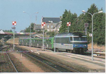 Postal E02821: Un train régional Saint- Maló- Rennes, constitué d'une Rame Réversible Que tire la BB67373 entre la gare de Dol-de-Bretagne