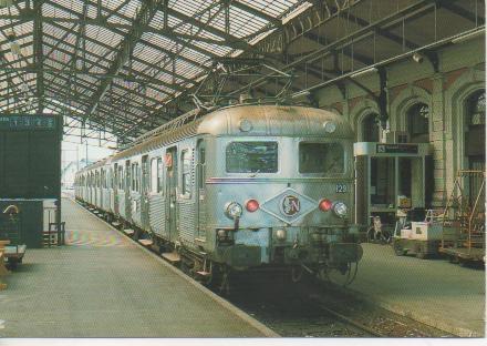Postal E02820: En gare de Brive (19) l'automotrice Z 5129 van partir pour Limoges-Bénédictins