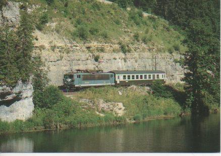 Postal E02815:Tracté par la BB 25674, un court train de voyageurs, Vallorbe