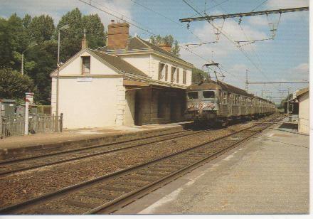 Postal E02817: Ligne de Paris à Chartres. Automotrice Z5100 travesant la gare