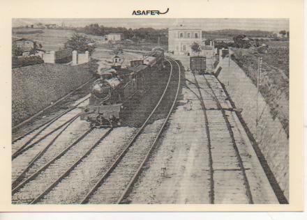 Postal E03050: Locomotora MZA-1611 con tren de pasajeros en la linea de Barcelona a Portbou Estación de Fornells de la Selva (Girona) Años 1930