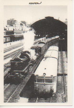 Postal E03058: Ala izquierda Locomotora Garratt 462-0402 con tren rápido Sevilla-Valencia-Barcelona a la derecha un Ferrobus. Est.Valencia Término-Junio 1963