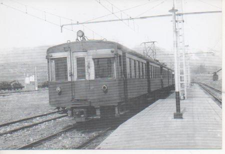 Postal E03059:  Automotr eléctrico serie WM301-378 en la estación de Puigcerdá 1 Abril 1961