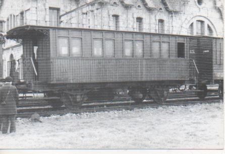 Postal E03062: Coche C hv 2585 de tercera clase construído entre 1904 y 1912 por la Brugeoise y La Material para M.Z.A. formado un tren especial en Puigcerdá 22 Abril 1962