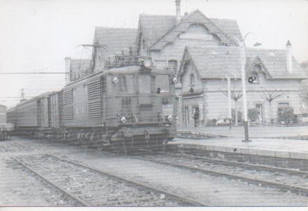 Postal E03064: Locomotorra 1002 jumto a en furgón y dos coches en la estación de Puigcerdá 22 Abril 1962