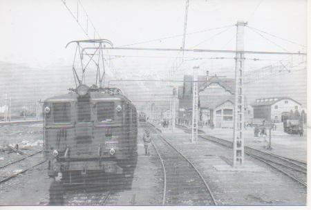 Postal E03066: Locomotora 1002 (serie 1001 a 1007) en la estación de Pugcerdá 1 Abril 1961