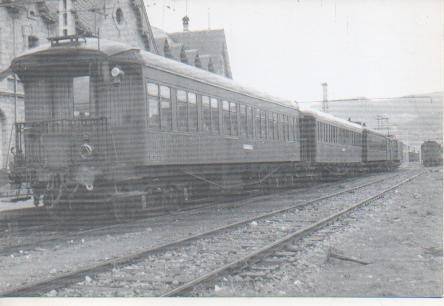 Postal E03060: Comoposición formada por coches costa de madera en la estación de Puigcerdá, 22 abril 1962