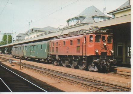 Postal E02965: SBB Ae 3/6'' 10439 (SLM/MFO 1925) im braunen Anstrich, mit 2 Gepäckwagen
