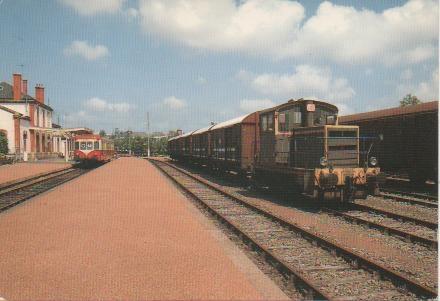 Postal E02949: Réseau Breton. Ligne de Guingamp à Paimpol. Locotracteur Y6549 et autorail X2423 stationament en gare