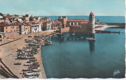 Postal E05344: L'Eglise fortifiée Saint-Vicent-Les Bateaux, Colliore