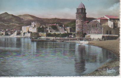 Postal E05345: La Plage-L'Eglise St-Vicent.Le Château des Templiers Au loin Albères, Collioure