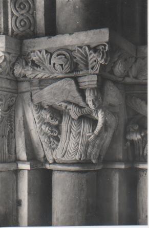 Postal E05299: Postal B/N Capitel del poratal románico del Claustro, Catedral deTarragona