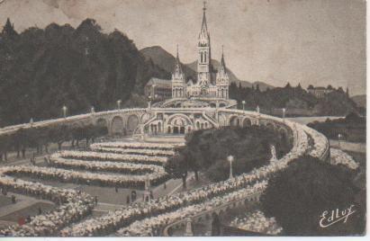 Postal E05450: Lourdes. La Bassilique illiminée et la Procession aux flambeaux