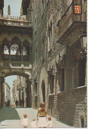 Postal E04942: Calle del Obispo.Barrio Gótico, Barcelona