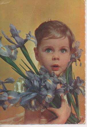 Postal E05620: Postal troquelada. Niña con ramo de Iris