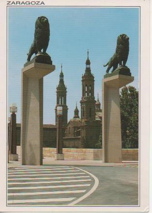 Postal E06295: Entrada al Puente de Piedra. Al fondo El Pilar. Zaragoza