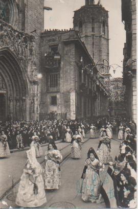 Postal E06363: Postal B/N Ofrenda de flores a la Virgen.Valencia