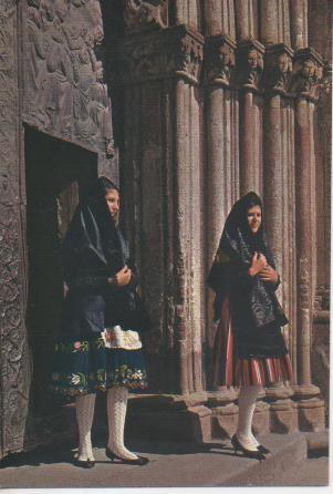 Postal E06244: Grajes típicos en la entrada de la basilica. Guadalupe
