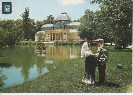 Postal E06192: Palacio de Cristal y parejita tipica. Madrid